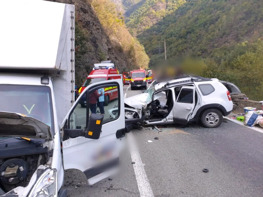 Accident pe Valea Oltului - DN7 în Brezoi Vâlcea - coliziune între un autoturism şi un camion cu o persoană încarcerată Foto Adevărul