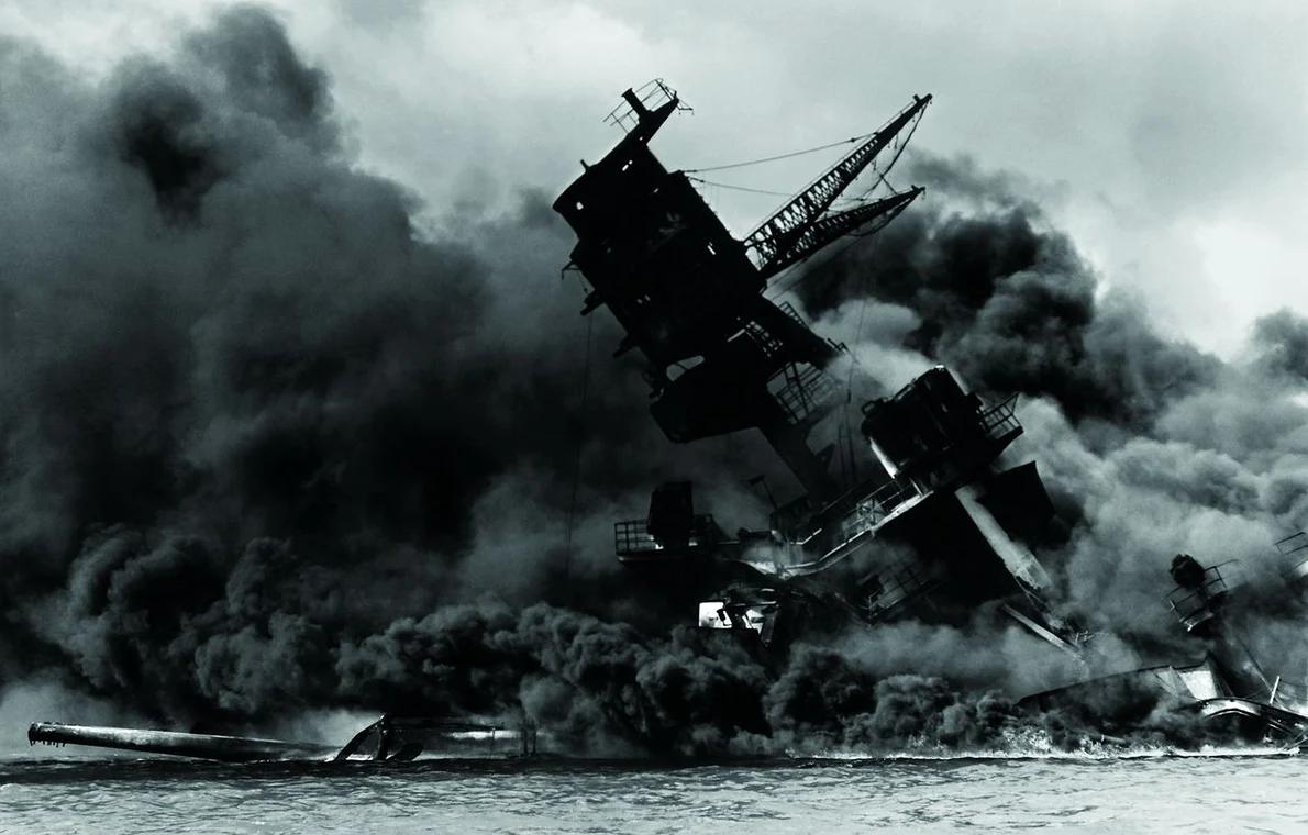 Scufundarea navei de luptă Arizona după bombardamentul japonez asupra bazei americane de la Pearl Harbour (© National Archives and Records Administration / Wikimedia Commons)