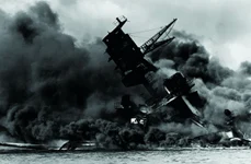 Scufundarea navei de luptă Arizona după bombardamentul japonez asupra bazei americane de la Pearl Harbour (© National Archives and Records Administration / Wikimedia Commons)