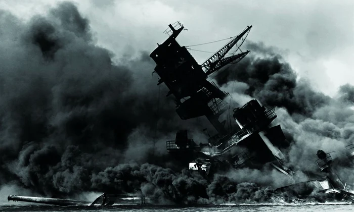 Scufundarea navei de luptă Arizona după bombardamentul japonez asupra bazei americane de la Pearl Harbour (© National Archives and Records Administration / Wikimedia Commons)