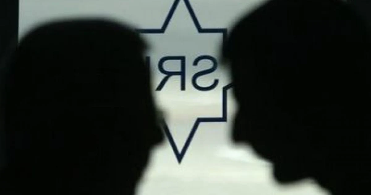 Ofițer SRI, obligat să returneze peste 250.000 de lei, după ce a încasat timp de aproape trei ani două salarii simultan: unul de la SRI, celălalt de la MAE. Cum se apără acesta