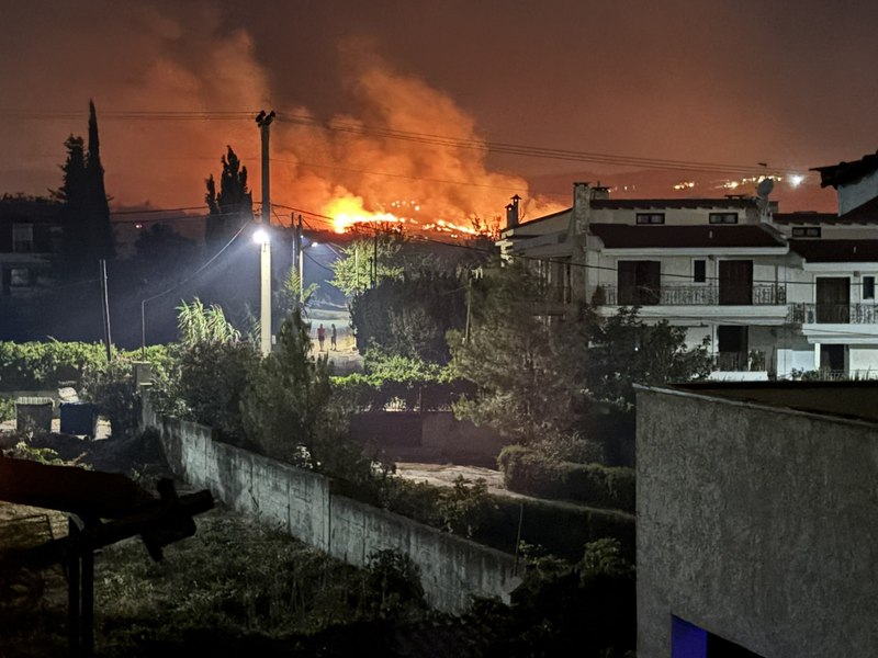 Incendiu de vegetație la porțile Atenei: sute de pompieri luptă cu flăcările, populația e evacuată