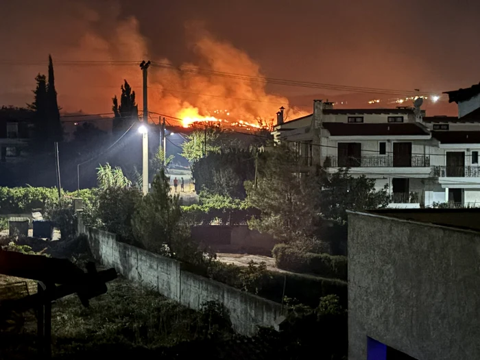 VIDEO Incendiu de vegetație la porțile Atenei: sute de pompieri luptă cu flăcările, populația e evacuată