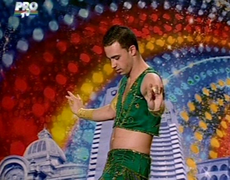Primul român dansator din buric (Foto: captură video Pro TV)