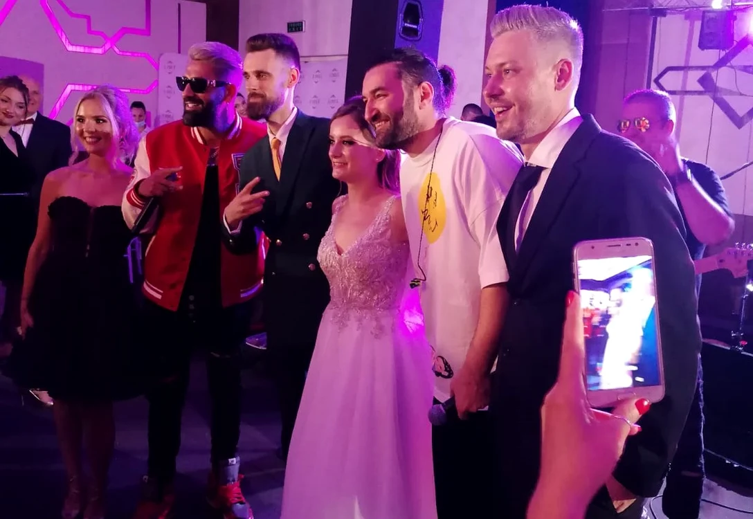 
    Smiley și Connect-R  