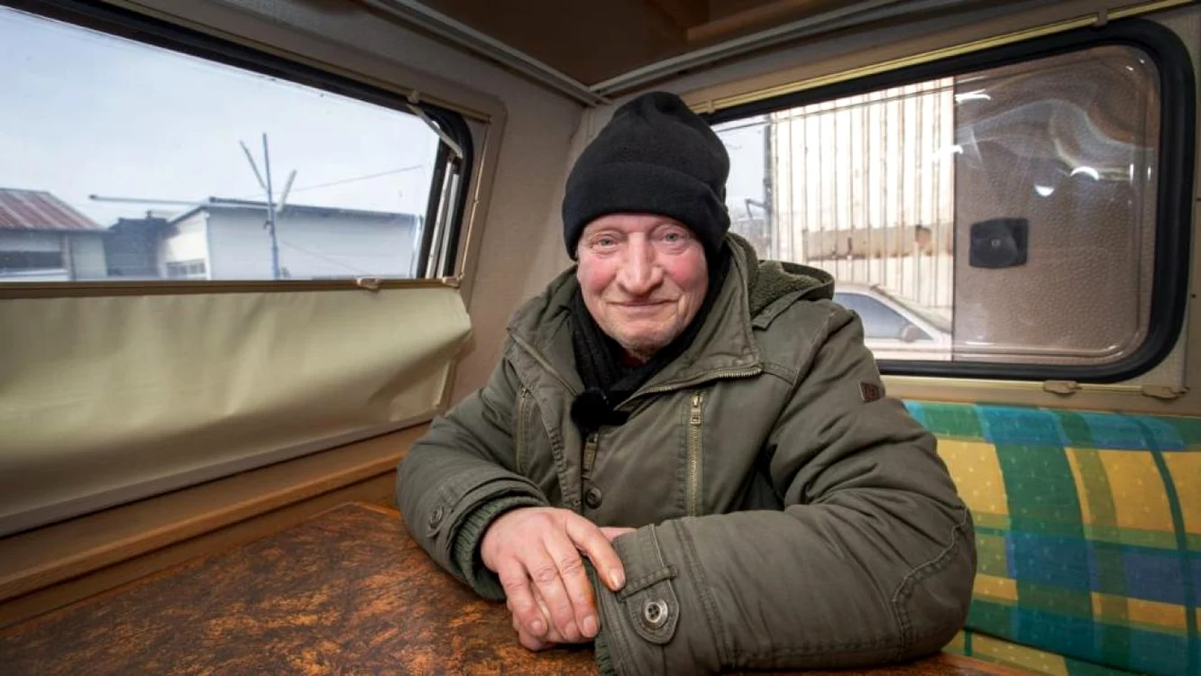 Eckehard îţi duce acum viaţa într-o rulotă cumpărată de români  FOTO: Bild