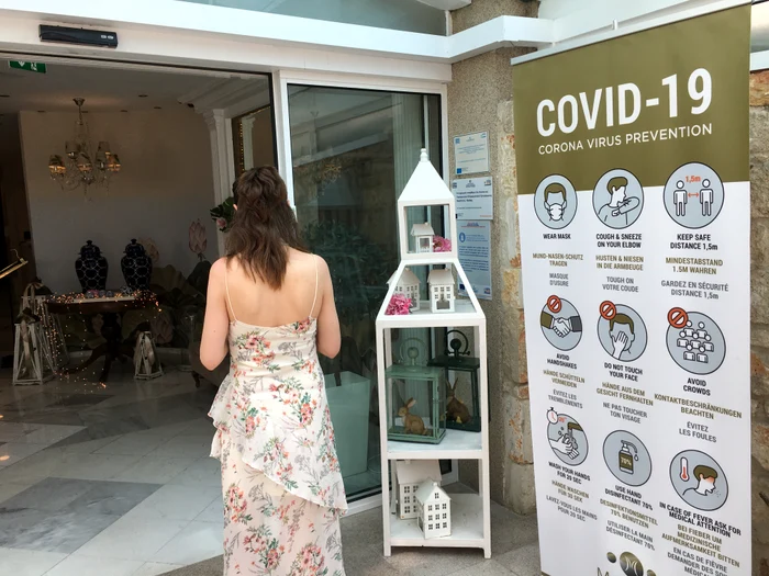 Hotelierii au pus panouri de informare legate de măsurile de protecţie anti-coronavirus