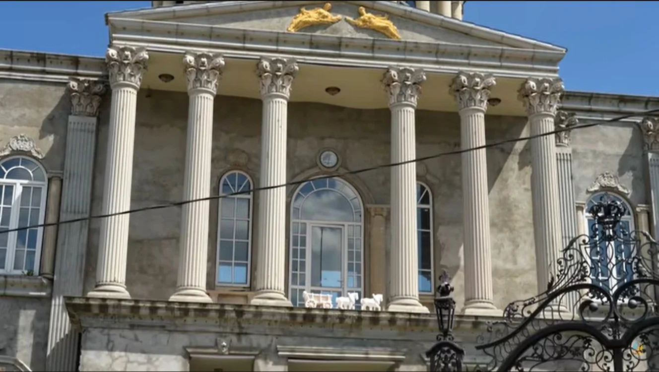 Palatul care seamănă cu Casa Albă domină vilele romilor din Soroca. FOTO Captură video
