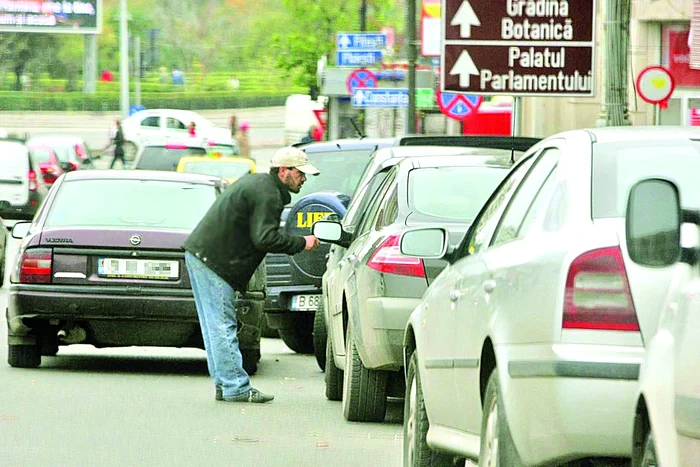 
    Poliţiştii le-au amendat cu peste 20.000 de lei, însă recunosc că ei se întorc imediat la treabă.  