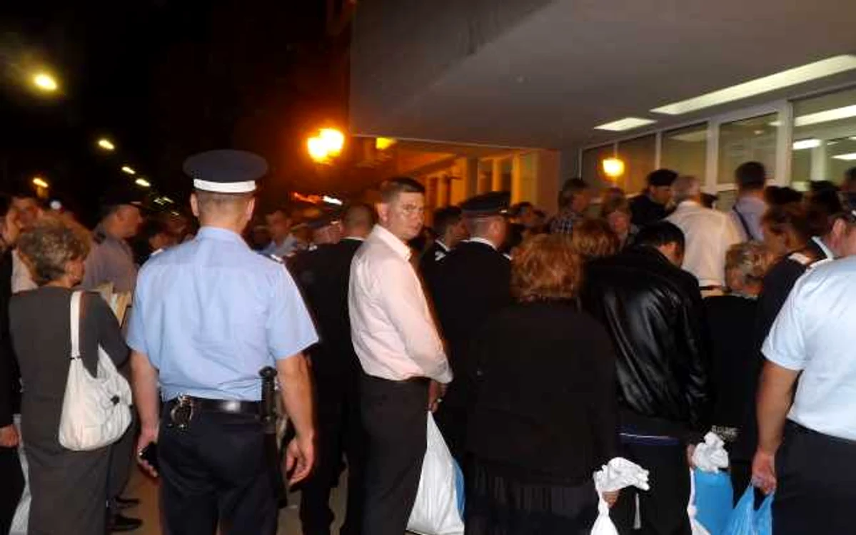 Preşedinţii secţiilor de votare la coadă FOTO Corina Macavei