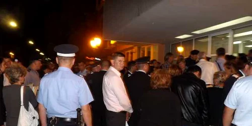 imbulzeala la prefectura mehedinti FOTO Corina Macavei 