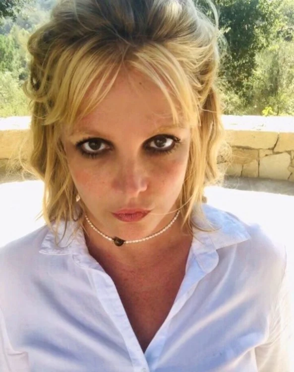 Britney: Iaca, am schimbat bluzița, îți place cum îmi stă cosița?