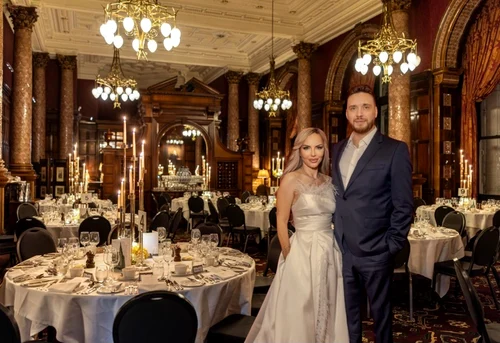 Baronessa Nicoleta Scarlat, împreună cu logodnicul ei, Honorary Lord of Brattleby, Răzvan Vasile, gazdele Balului de Crăciun de la Londra foto: arhiva personală 