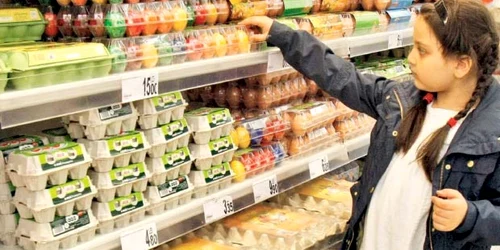 Zece ouă vopsite „tradiţional“ costă la supermarket doar 15 lei