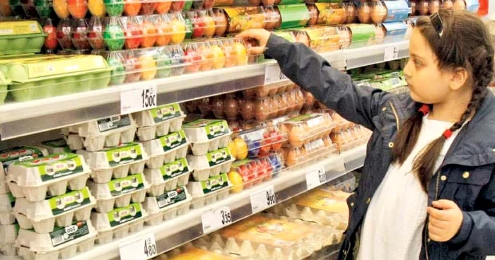 Zece ouă vopsite „tradiţional“ costă la supermarket doar 15 lei