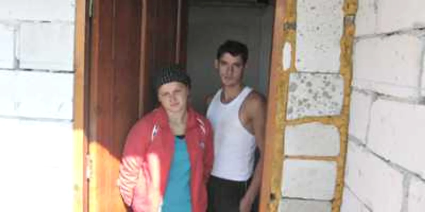 Familia Grumezea a primit o casă neterminată prin care bate vântul