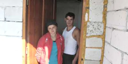 Familia Grumezea a primit o casă neterminată prin care bate vântul