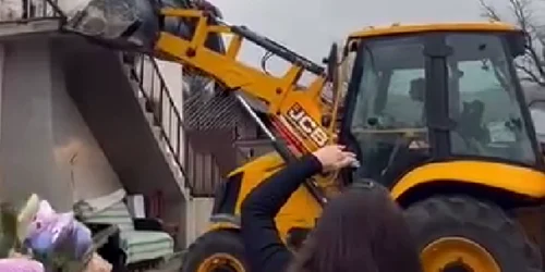 o mireasa coboara de la balcon cu excavatorul foto captura video facebook png