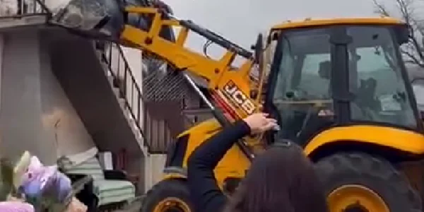o mireasa coboara de la balcon cu excavatorul foto captura video facebook png