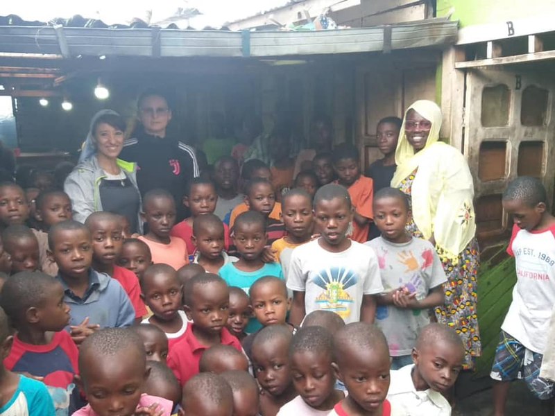 Polițistă româncă în Congo. Din banii de diurnă, Luminița le cumpără copiilor africani mâncare