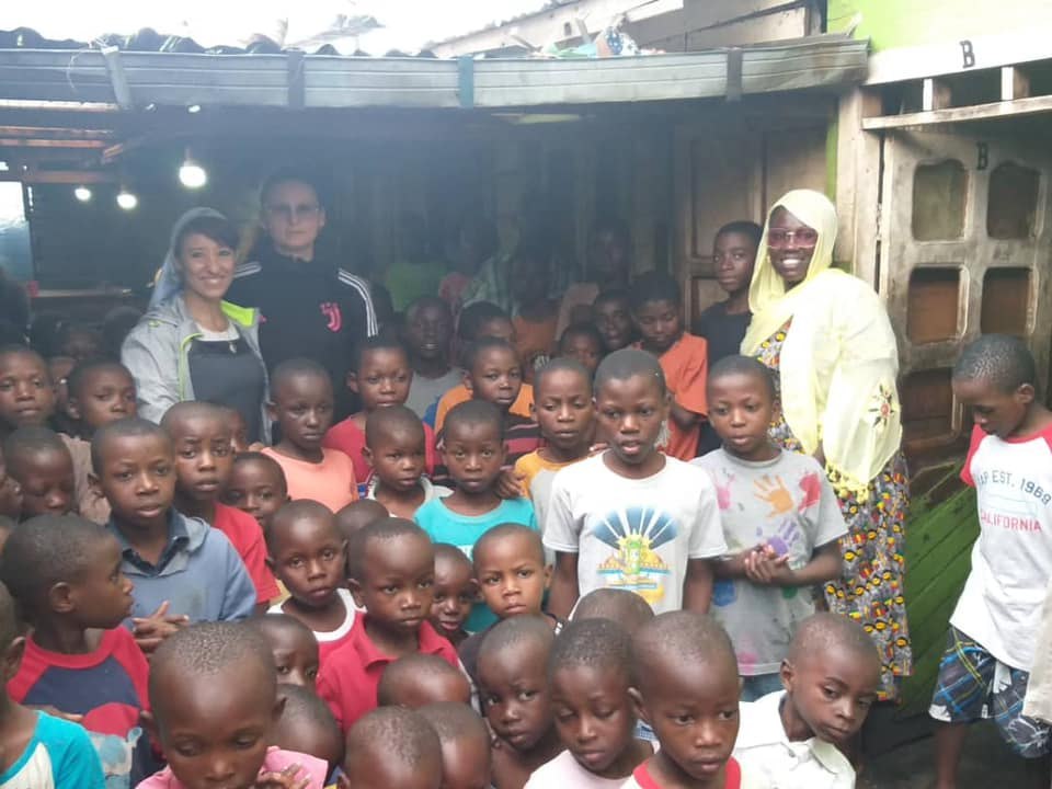 O femeie politistă română ajută copiii din Congo cu diurna