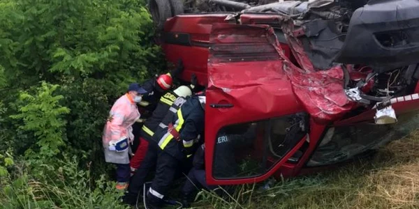 Plan Roşu de Acţiune în Vâlcea în urma unui accident pe DN 67 în care un microbuz cu 14 persoane s-a răsturnat în urma unei coliziuni Foto Adevărul