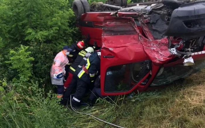 Plan Roşu de Acţiune în Vâlcea după ce un microbuz cu 14 muncitori s-a răsturnat în urma unei coliziuni cu un Wolkswagen, pe DN 67 la Buneşti, Foto Adevărul