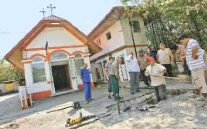 Ieri, muncitorii spitalului săpau groapa unde va fi înmormântat mâine profesorul Pesamosca p Foto: dorin constanda