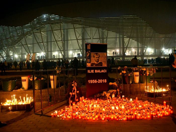 Fanii au aprins lumânări până în miez de noapte