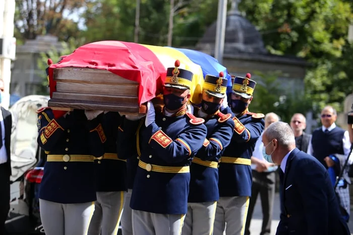 
    Sicriul a fost acoperit cu tricolorul și purtat de 6 militarifoto: Ștefania Stancu  