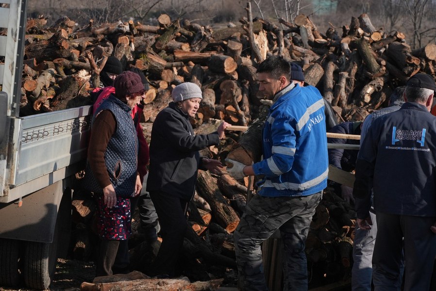 Ajutor pentru sinistrații din Galați: Arhiepiscopia Dunării de Jos distribuie lemne de foc pentru 400 de familii