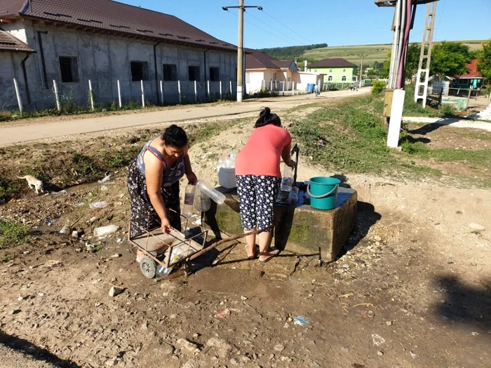 Comuna Dobromir: oamenii iau apă de la o cişmea, neavând sistem de canalizare