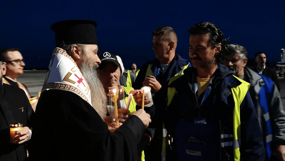 Angajații de pe Aeroportul Timișoara, primii care au luat Lumina Sfântă. Se vor bucura de ea și sârbii VIDEO  