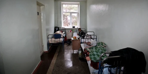 Spital de stat - bolnavi cazati pe hol FOTO Adevarul 