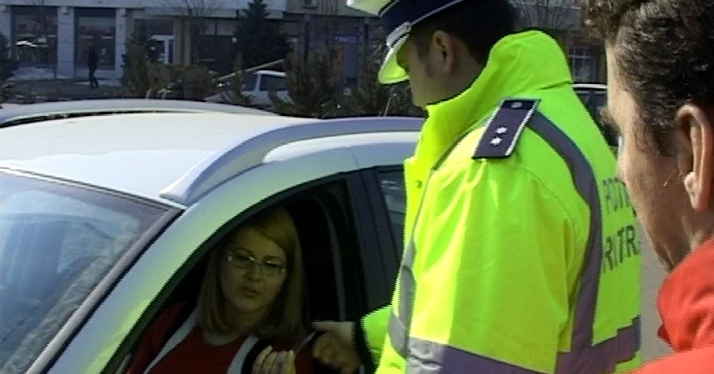 Politistii au oferit martisoare soferitelor FOTO Adevarul