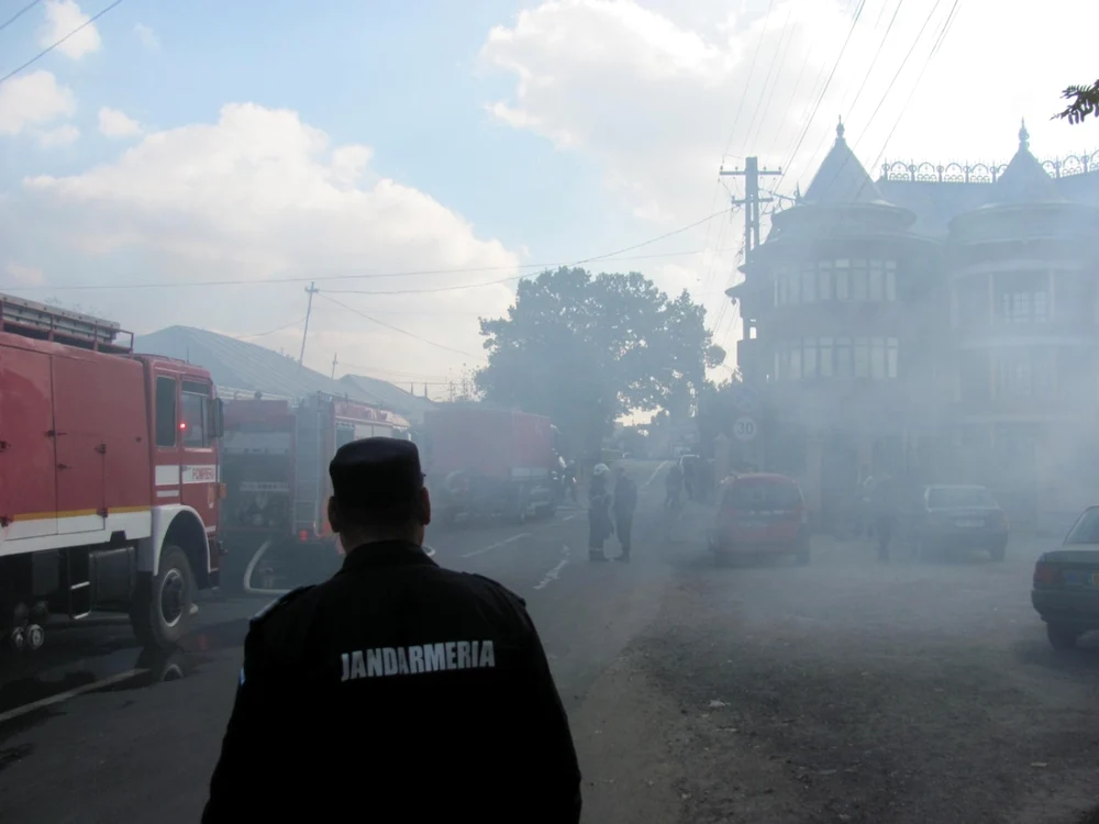 Explozii în lanţ şi un incendiu care a cuprins trei case FOTO Sabina Ghiorghe