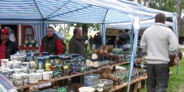 Râmnicu Vâlcea: „Cocoşul de Hurez”, „zburlit” de ploaie şi frig