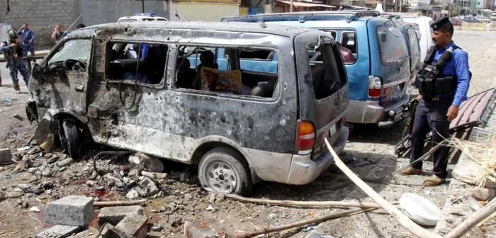 Forţele de ordine analizează locul unde au fost detonate mai mi multe bombe. FOTO: Reuters