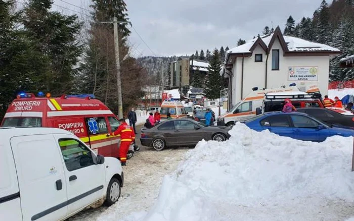 
    Fetița a ajuns pe acoperișul pensiunii după ce s-a urcat pe o movilă de zăpadă, înaltă de câțiva metrifoto: arhivă Adevărul  