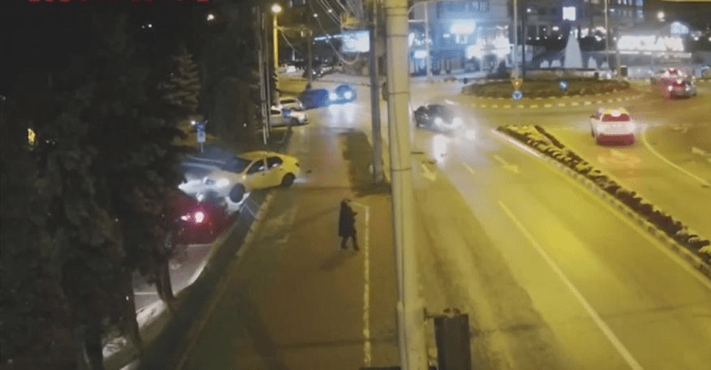 Un taxi a „plonjat” pe plafonul unui alt autoturism. Accidentul spectaculos din Suceava a fost filmat de camerele de supraveghere