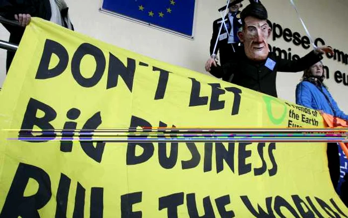 O păpuşă reprezentându-l pe fostul comisar pentru comerţ Peter Mandelson este manevrată de un protestatar în faţa Comisiei Europene. Trecerea foştilor comisari în slujba unor firme mari de lobby este criticată de adversarii "capturii corporatiste".