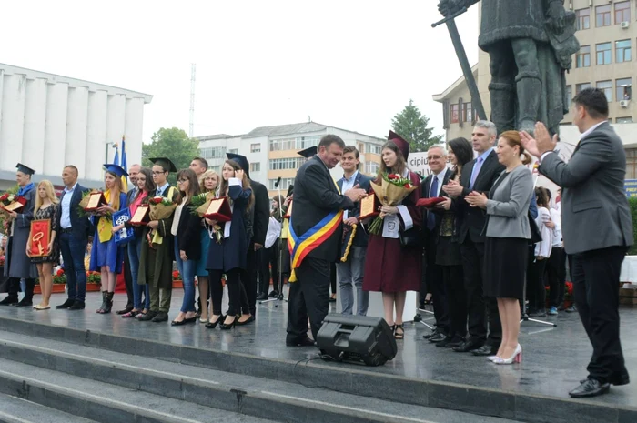 Şefii de promoţie au fost felicitaţi de autorităţi FOTO Simona Voicu