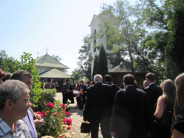 Dumitru Crăciunescu a fost înmormântat în cimitirul schitului din Troianu. Foto Adevărul