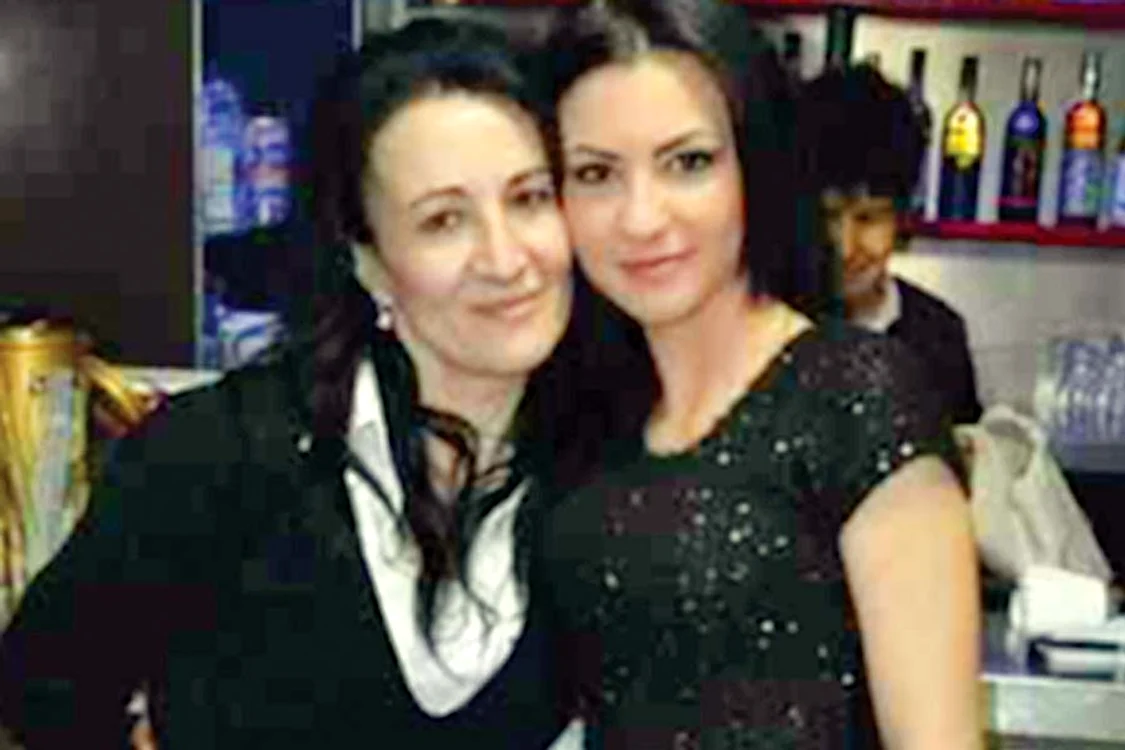 Genţiana Coman este originară din Slatina, oraş în care a şi debutat în televiziune, la un post tv local (Foto: Dorin Constanda / Ţinută copertă: Karotte)