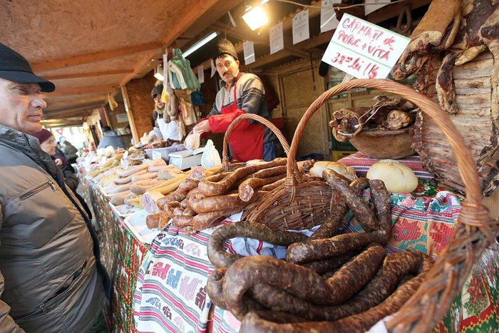 
    Românii s-au călcat în picioare pentru jumări de 80 de lei/kg  