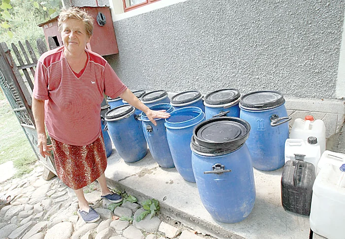 Localnicii cară zilnic  apă în bidoane