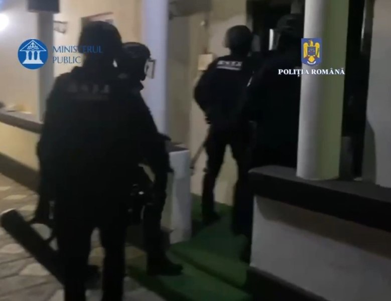 Şantaj, violenţă, tâlhărie, evaziune fiscală. Mascaţii au descins la 21 de locaţii din Capitală şi zonele limitrofe. Printre suspecţi, Elvis Pian