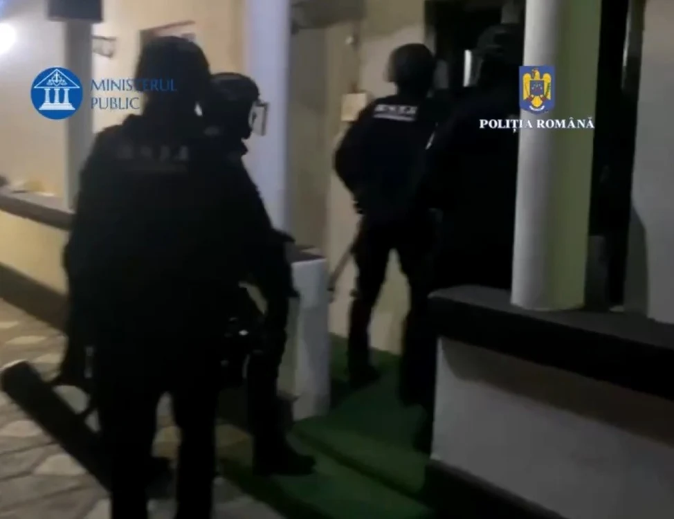 Polițiști la percheziții