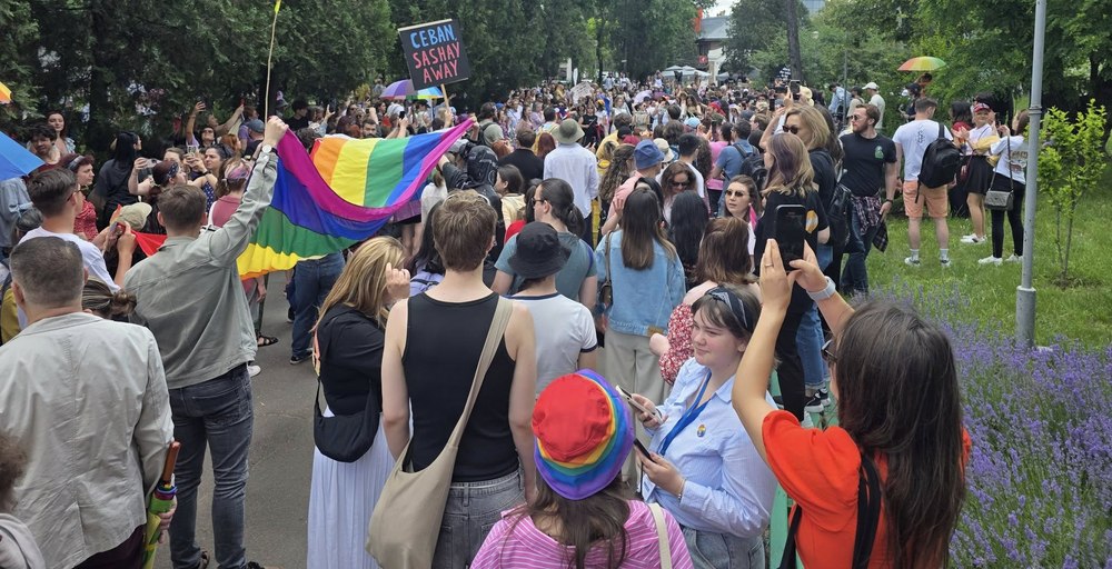 Violențe provocate de preoți și credincioși la marșul Pride de la Chișinău. Au încercat să spargă cordonul poliţiei