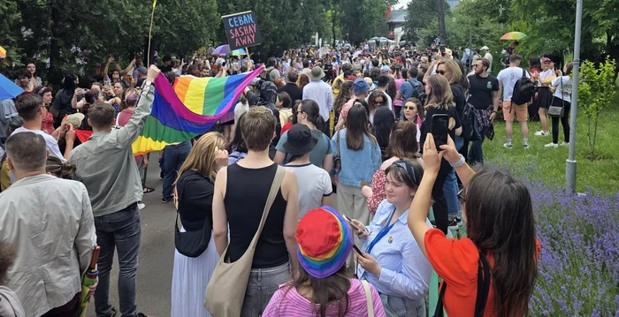 VIDEO Violențe provocate de preoți și credincioși la marșul Pride de la Chișinău. Au încercat să spargă cordonul poliţiei